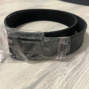 Svart rutigt bälte - Säljer mitt bälte då jag inte tyckte färgen passa mig plastet är kvar har testat den en gång aldrig användt. Skicka till mig om ni har några frågor.
