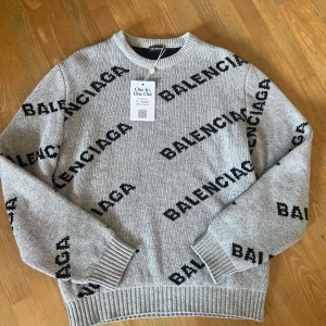 Balenciaga tröja - Balenciaga tröja i grymt skick. Inga defekter. Vestiaire collective tag sitter kvar på tröjan. Storlek S