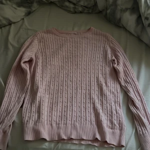 Ljusrosa stickad tröja - Säljer en ljusrosa stickad tröja. Är från Lindex men lappen är avklippt är storlek L men passar mig som har storlek S passar M också. Inga defekter alls. 