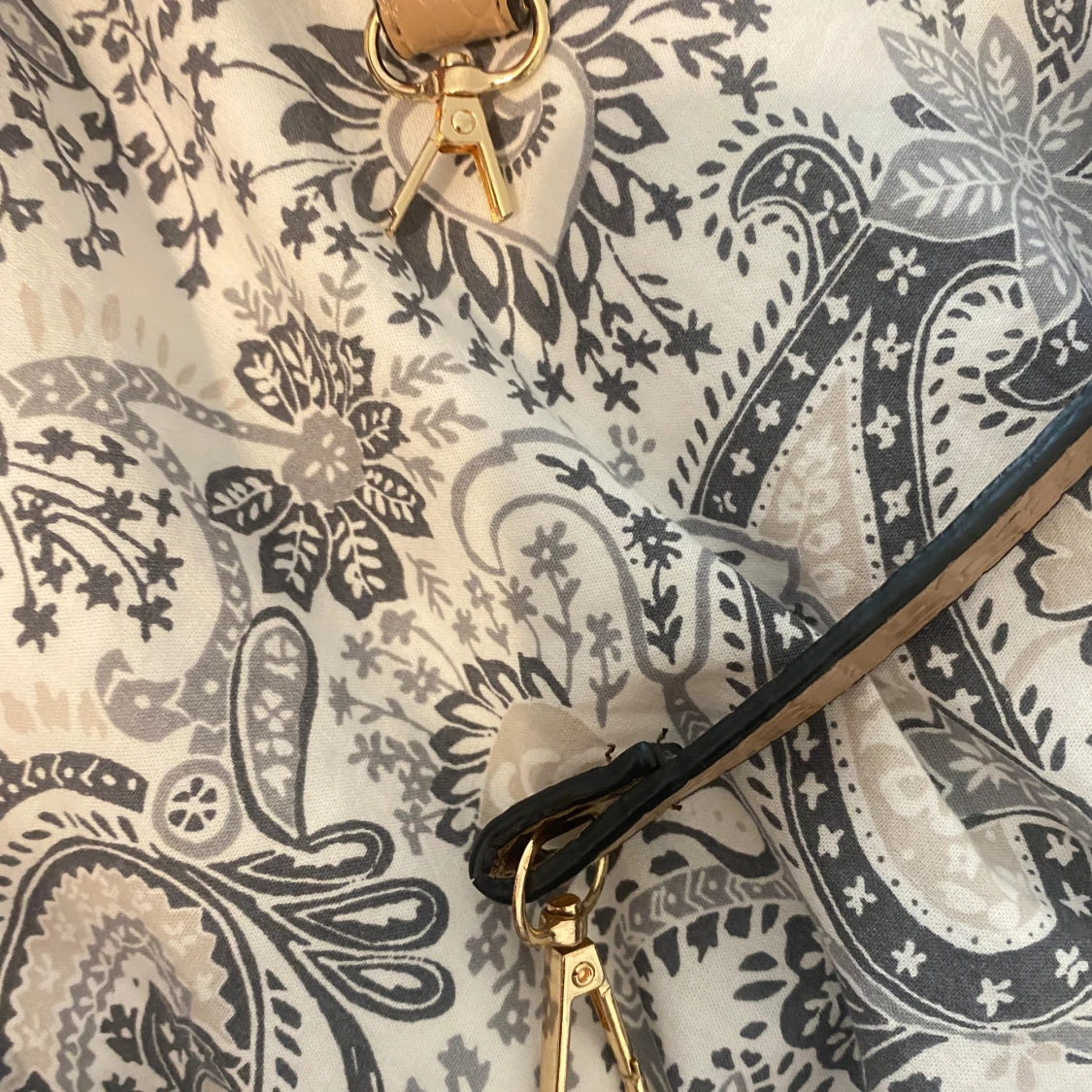 Beige axelväska med krokodilpräglat mönster - 4