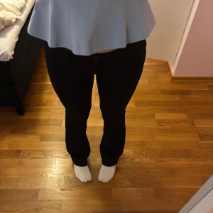 Svarta bootcut jeans - Säljer ett par svarta bootcut jeans med normal passform. Klassisk femficksmodell och stängs med dragkedja och knapp. Perfekta till många olika outfits och enkla att matcha.