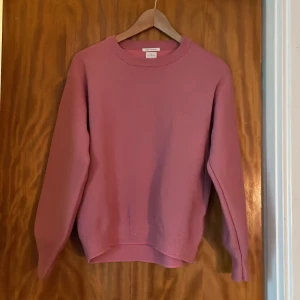 Rosa stickad tröja från Zara  - Puffig, glittrig och stickad tröja från Zara Fancy Collection. Tröjan har en rund halsringning och en enkel och stilren design. Pris kan diskuteras 💗