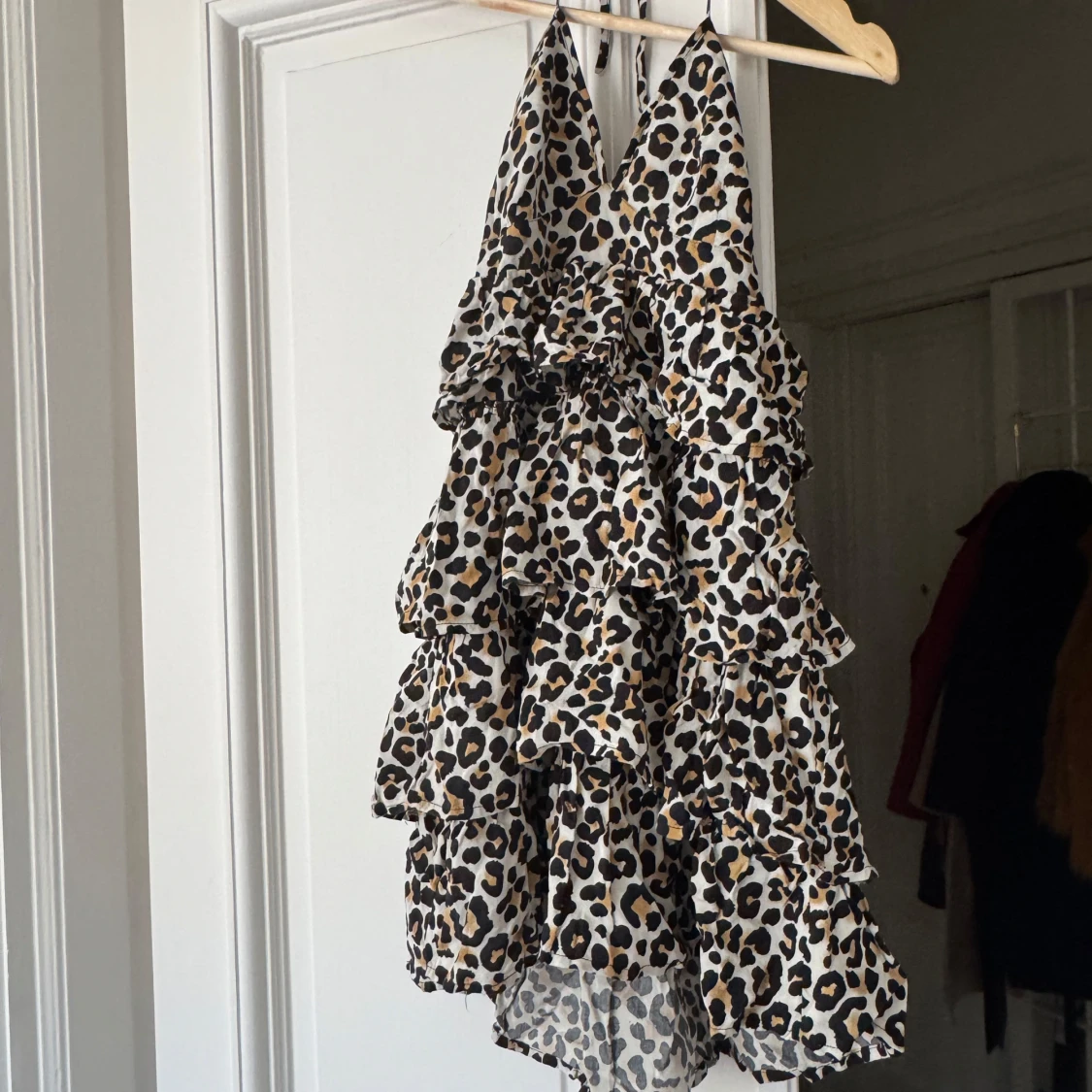 Leopardmönstrad volangklänning - 2