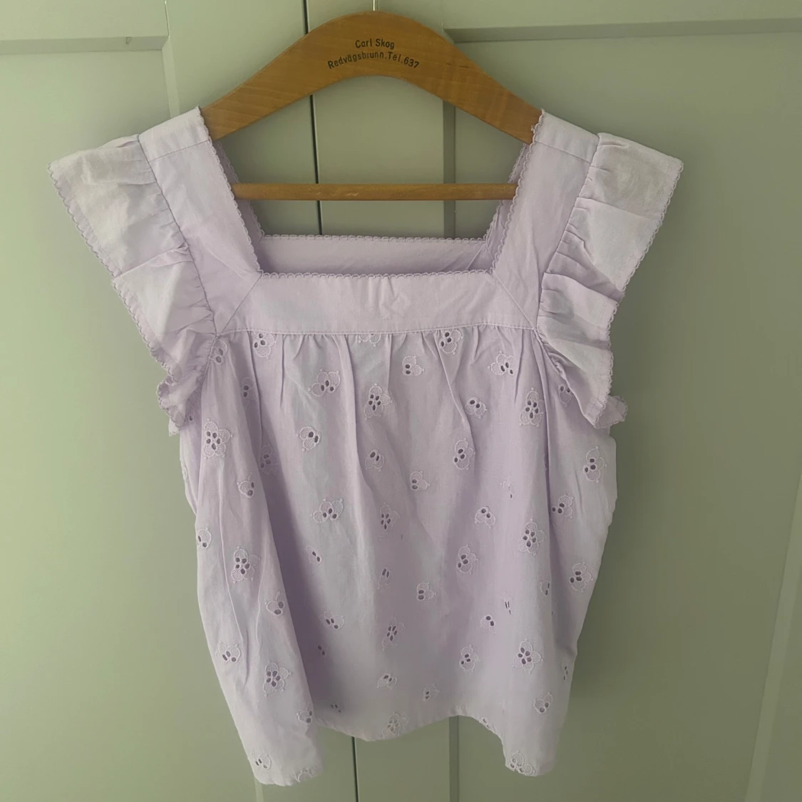 Ljuslila blus med volangärmar