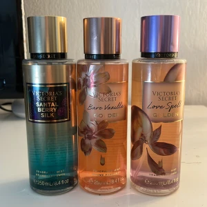 Victoria's Secret parfymer - 3 Victoria secret body mists. Love spell, bare vanilla och santal berry silk I 250ml. En för 200kr eller alla tre för 500kr. Den gröna är aldrig använd och de andra två är använda fåtal gånger.