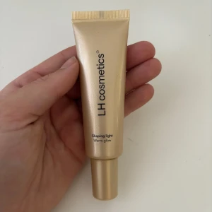 Highlighter - Kräm highlighter från LH Cosmetics i färgen warm glow. Endast använd typ tre gånger. 