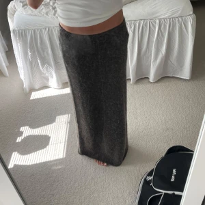 Brun  långkjol i ull - Säljer en brun långkjol i mjuk och varm ull. Kjolen har en rak passform och är super skön. Jag är 170 som referens