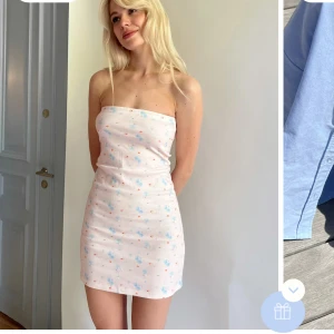 Blommig axelbandslös klänning från Djerf Avenue - Säljer min Summer Island tube dress från Djerf Avenue i storlek L. Klänningen har endast använts en gång och ör i mycket bra skick🌸