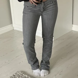 Lågmidjade grå jeans  - Grå Lågmidjade jeans, super snygga men har nästan ett par likadana💓 bilden har blivit utbredd på något sätt så det ser lite konstigt ut men super snygga i verkligheten 😅
