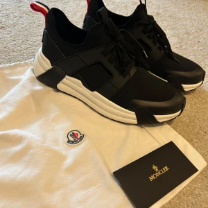 Moncler skor - Säljer ett par supersnygga Moncler skor i ett mycket bra skick! Storlek 42 men kan passa dig som har 43 också. Skriv för intresse!