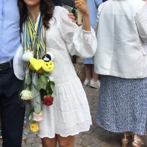 Vit klänning  - Säljer mina superfina vita klänning med broderat mönster, perfekt till student eller sommaren! Använd en gång, toppenskick! Storlek S, passar om man brukar ha XS/S i storlek. 450 kr inklusive frakt💕