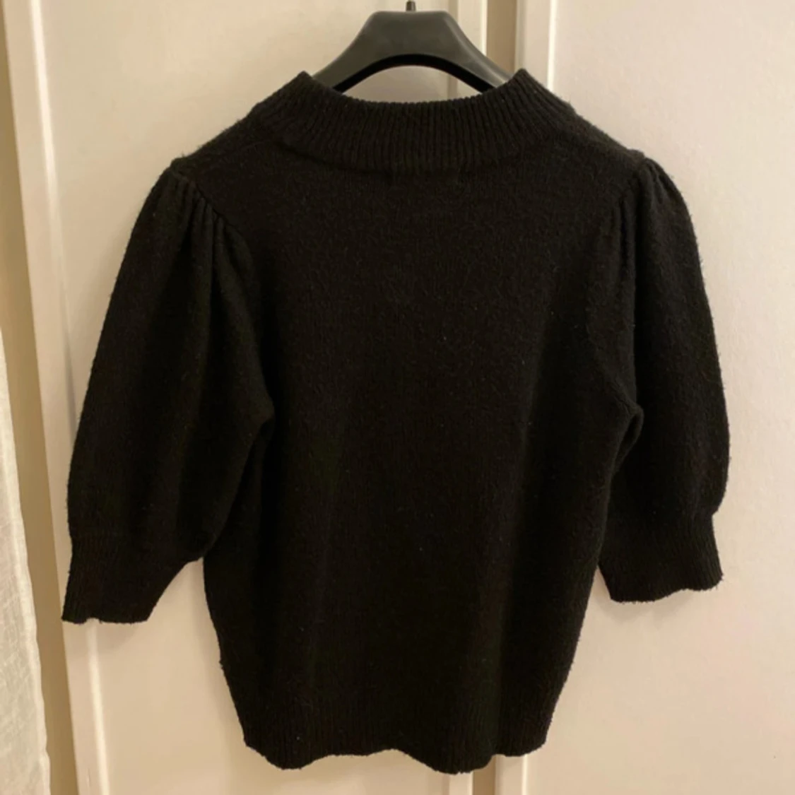 Svart stickad tröja med puffärm
