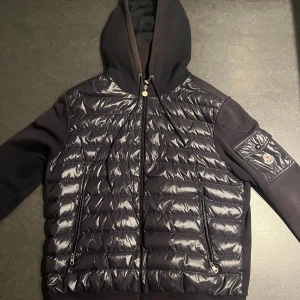 Moncler cardigan  - Moncler cardigan i använt skick, den är solblekt över hela. finns en lagning på armen och är allmänt smutsig . Storlek XXL men passar XL. 