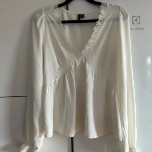Vero Moda blus - Blus från Vero Moda i storlek XS. Spetskant och volangdetaljer. Använd fåtal gånger