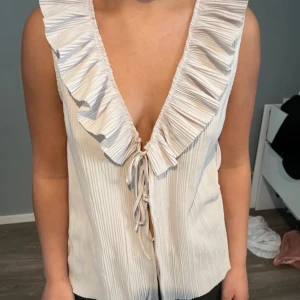 Creme räfflad volang topp - Fin räfflad topp från Zara, i storlek S.🌸