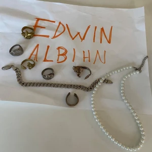 Vintage smycken  - Säljer 6 vintage ringar. 2 klockor. Ett halsband. Ett äkta silverarmband sterling 925. Allt för 800 kr - kan även säljas sparat för ett betydligt högre styck pris