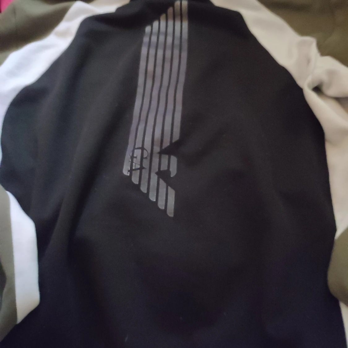 Svart och olivgrön zip-jacka från EA7 Emporio Arman plus tshirt i - 1