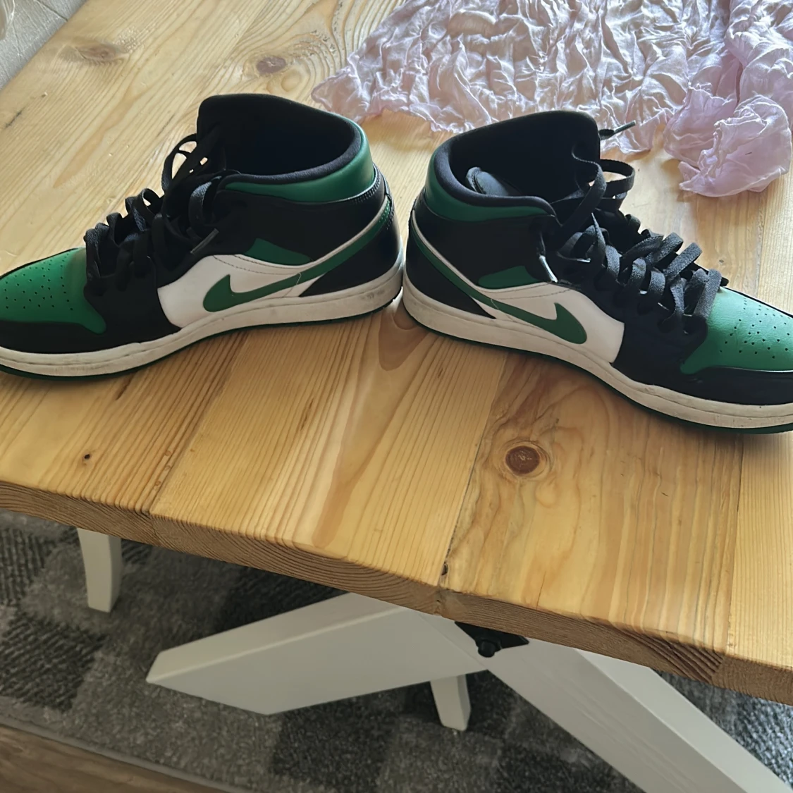 Nike Air Jordans med gröna och svarta detaljer - 2