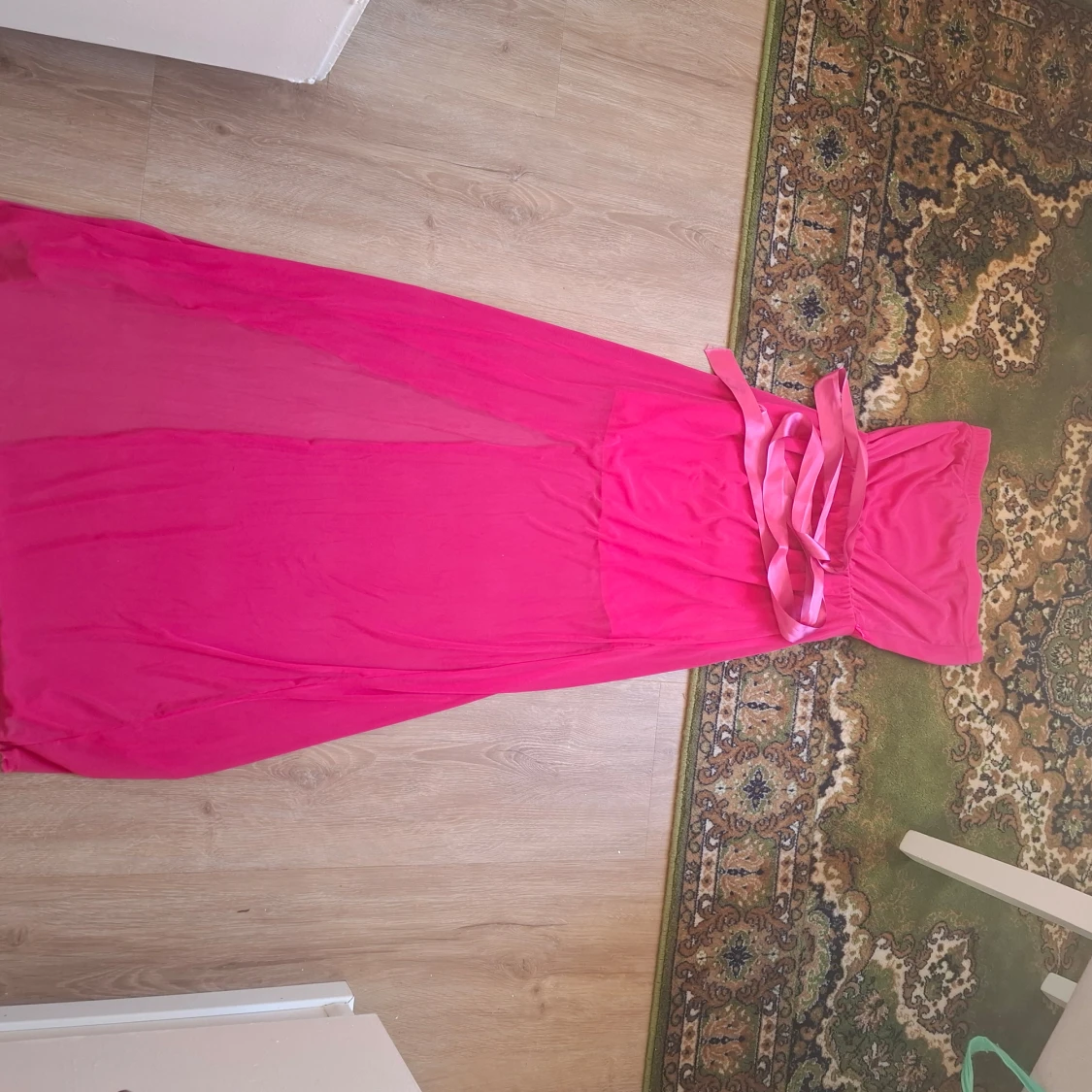 Rosa långklänning med slits och rosett - 3