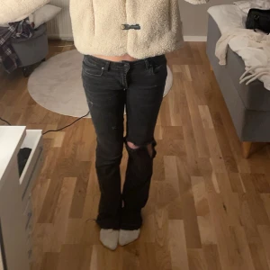 Svarta jeans - Säljer denna skit snygga svarta boutcut jeansen från zara! Med ett hål på knät, as snygga till skolan, stickat men även blusar och till fest!🩷🩷
