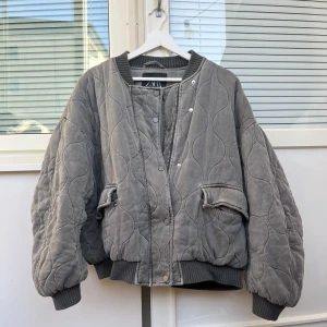 Quiltad Zara jacka - Supersnygg quiltad jacka ifrån Zara! Den är i en urtvättad grå färg och i tjockt material och bomberjacka stil😇💓 I bra skick allt syns på bilderna💓 Oversize modell passar mig som bär S/M😇 Nypris är runt 850kr så priset är inte särskilt diskuterbart med tanke på att jacka inte längre säljs!!💓