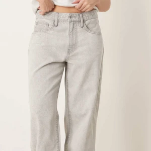 Gråa raka jeans från Gina  - Ljusgråa jeans från Gina Tricot i modellen Baggy i storlek 38 