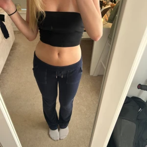 Mörkblåa Juicy couture byxor  - Säljer dessa jätte fina mörkblåa mjukisbyxorns från juicy couture! Man ser lite på färgen att dom är ganska använda och lite urtvättade men inget man tänker på. Säljer dom pågrund av att dom är för små och för korta, dom är i storlek Xss