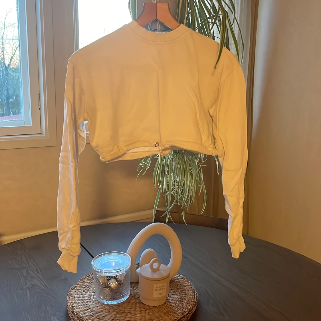 Vit croppad sweatshirt från Santa Cruz x NA-KD