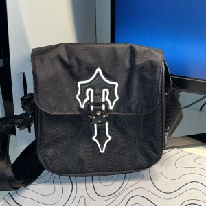 Trapstar väska  - Köpt i london 2022, sparsamt använd 