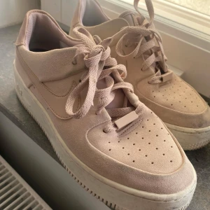 Nike  - Strl 40, mkt fint skick knappt använda! Färg rosa/ ljusbruna. Passar till ALLT