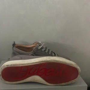 Louboutins - Knappast andvända men lite slitna så säljer hyfsat bra pris,lägg bud ! Ingen dustbag eller box 