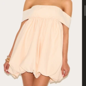 Axelbandslös klänning - Bandeau klänning från pretty little thing, oanvänd 