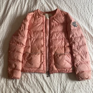 Ljusrosa pufferjacka från Odd Molly - Säljer min jättefin ljusrosa jacka från odd molly. Säljer då den inte kommer till användning🙌🙌