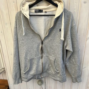 Ralph lauren hoodie - Säljer denna sjukt snygga raffe hoodien perfekt till allt möjligt. Dunder pris. Fits M -L. Skick 6/10. Dragkedja sönder så går typ bara att ha uppknäppt. Hör av dig vid frågor eller funderingar🤩