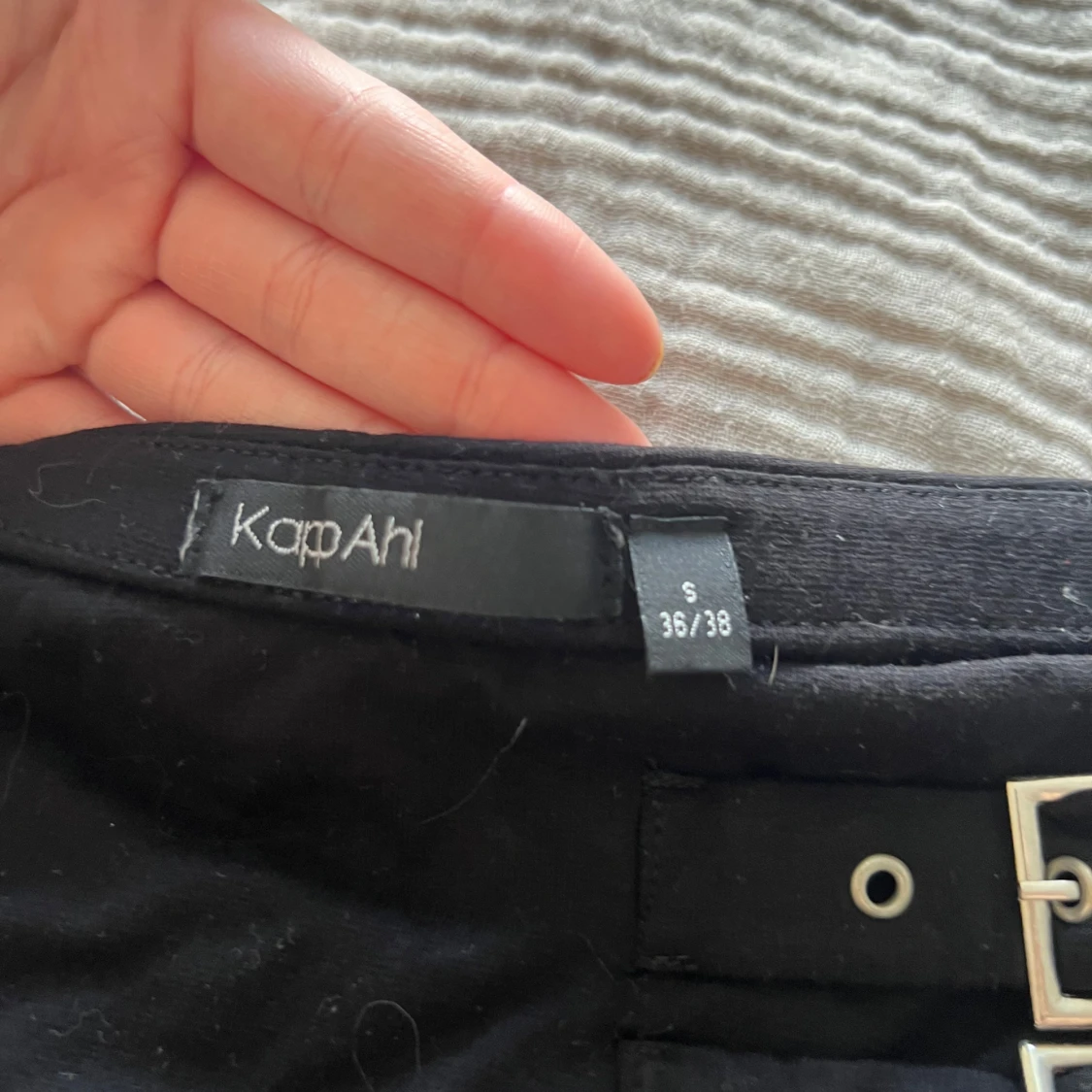 Svart minikjol med dubbla spännen från KappAhl - 2