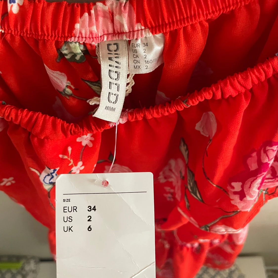 Röd blommig offshoulder kort byxdress från Divided - 1