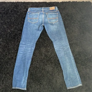 Ralph lauren jeans - Ralph lauren jeans i bra skick med en defekt i fickorna som behöver sys. Storlek 29/32.