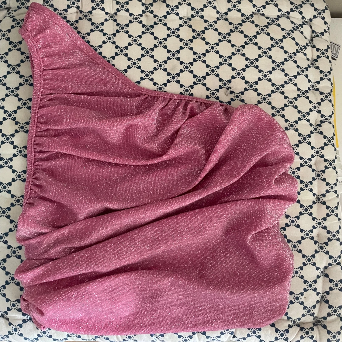 Rosa glittrig one shoulder topp