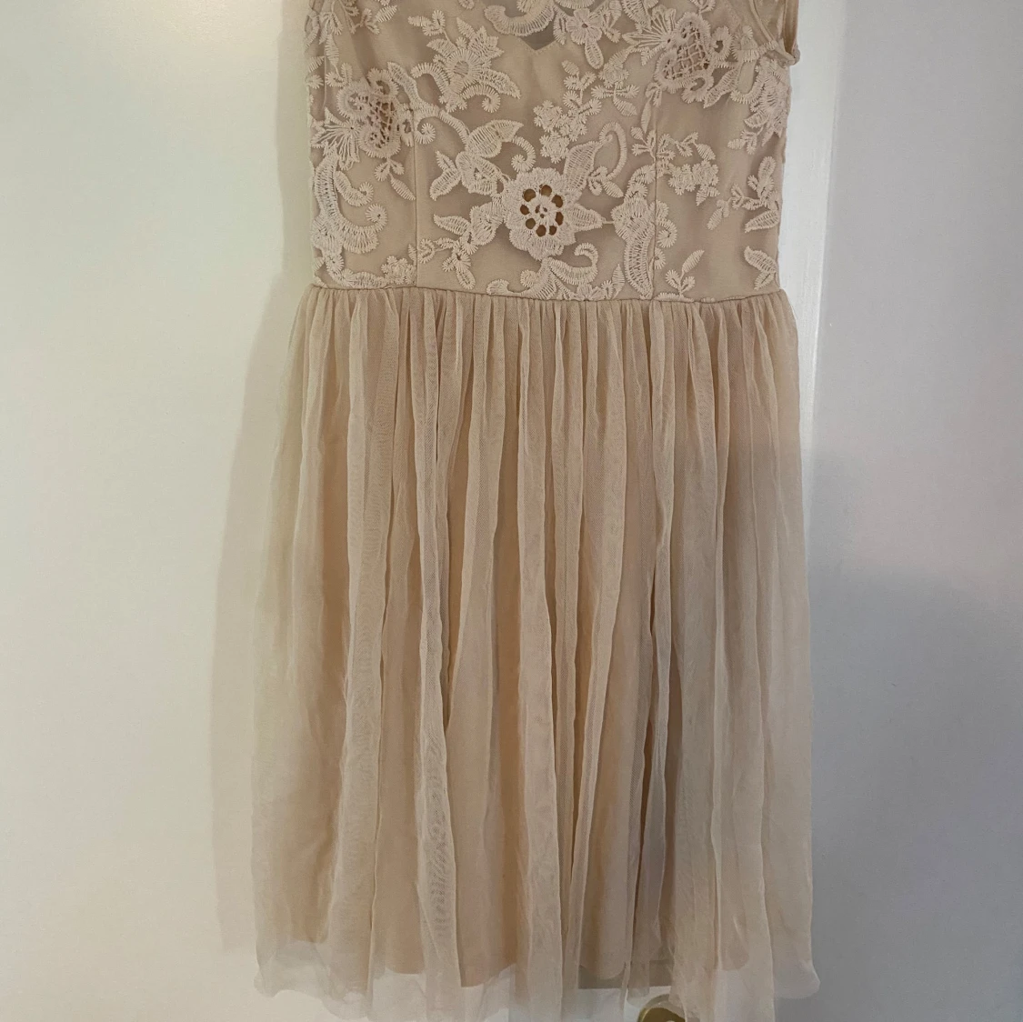 Champagnefärgad spetsklänning med volangkjol - 1