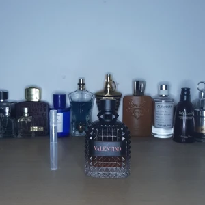 Valentino born in roma coral fantasy sampel 5ml - Säljer en Valentino parfym i en mörk, fyrkantig glasflaska med nitar och röd etikett. Flaskan har en lyxig och modern känsla, perfekt för dig som gillar exklusiva dofter. Passar dig som vill sticka ut med din parfym.2,3,5ml