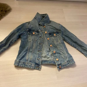 Blå jeansjacka från Pieces - Säljer en klassisk blå jeansjacka från Pieces i storlek XS. Jackan har knappar framtill och på bröstfickorna, samt en snygg krage. 💕