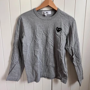 Grå långärmad tröja från Play Comme des Garçons - Grå långärmad tröja från CDG