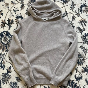Kashmir hoodie från Paul Taylor - Kashmir hoodie från Paul Taylor | Skick: 9/10, inga defekter (endast lite nopprig, går bort medd noppborttagare) | Strolek: S | Endast använd ca 5 gånger | Tveka inte att höra av er vid minsta lilla intresse eller fundering! 😊
