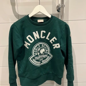 Moncler tröja - En fin moncler tröja som jag köpte ny för cirka 1 år sen. Tröjan är sparsamt använd och de finns ingen defekt. Storlek 12y. Pris kan diskuteras👍