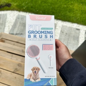 Pet Grooming Brush Self Cleaning päls kam 🪮  - Pet Grooming Brush Self Cleaning från Vinstar är en borste för husdjur med mjuka metallnålar och ergonomiskt handtag. Perfekt för att ta bort lös päls och smuts samt för att stimulera blodcirkulationen hos hundar och katter.