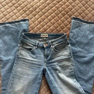 Lågmidjade jeans - Säljer dessa Low waisted flared jeans från Only. Jättesköna och bra passform, långa i benen😍