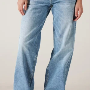 Ljusblåa wide leg jeans från Lee - Säljer ett par ljusblåa jeans med wide leg-passform i storlek 31-30 aldrig använda, prislapp kvar! Köpta i butik för 1099:- 