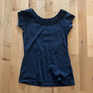 Svart topp - Söt svart topp köpt på plick ett tag sen💗
