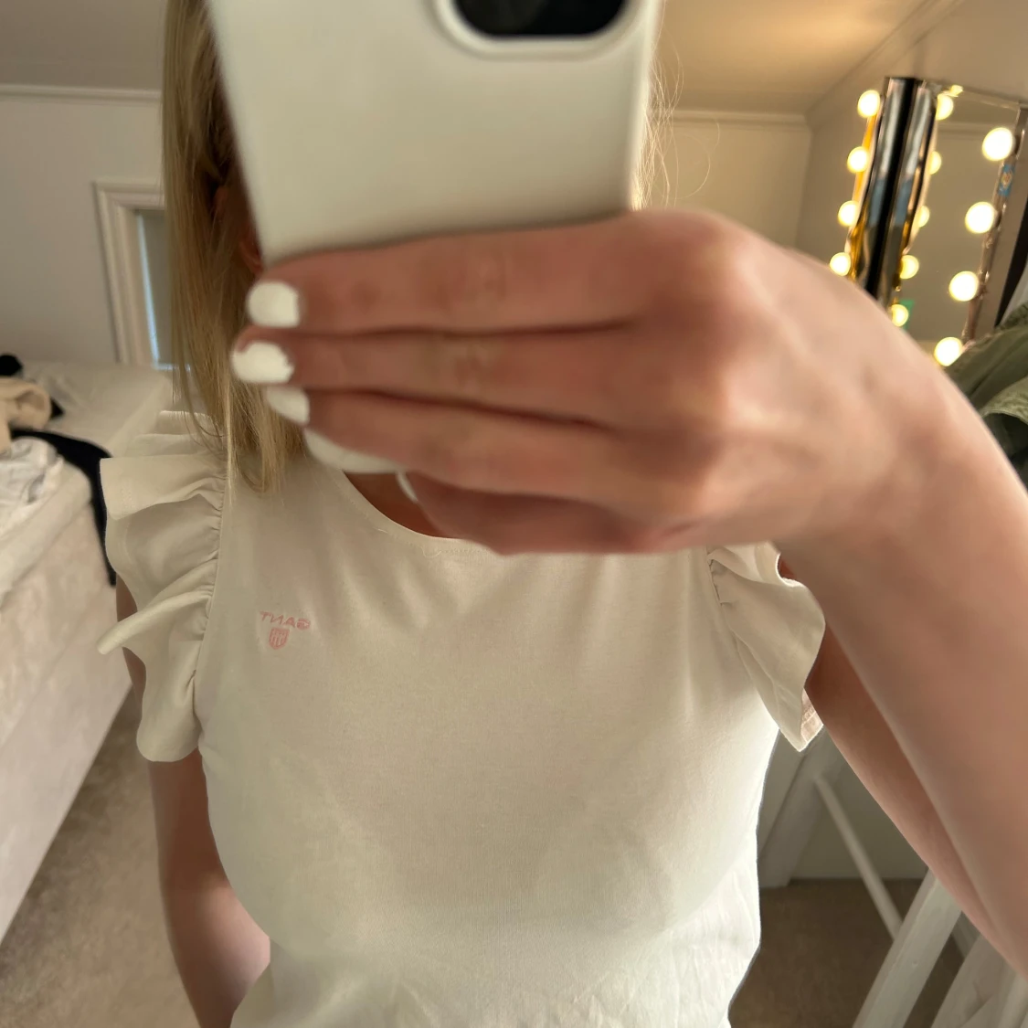 Vit topp med volangärmar från Gant - 1