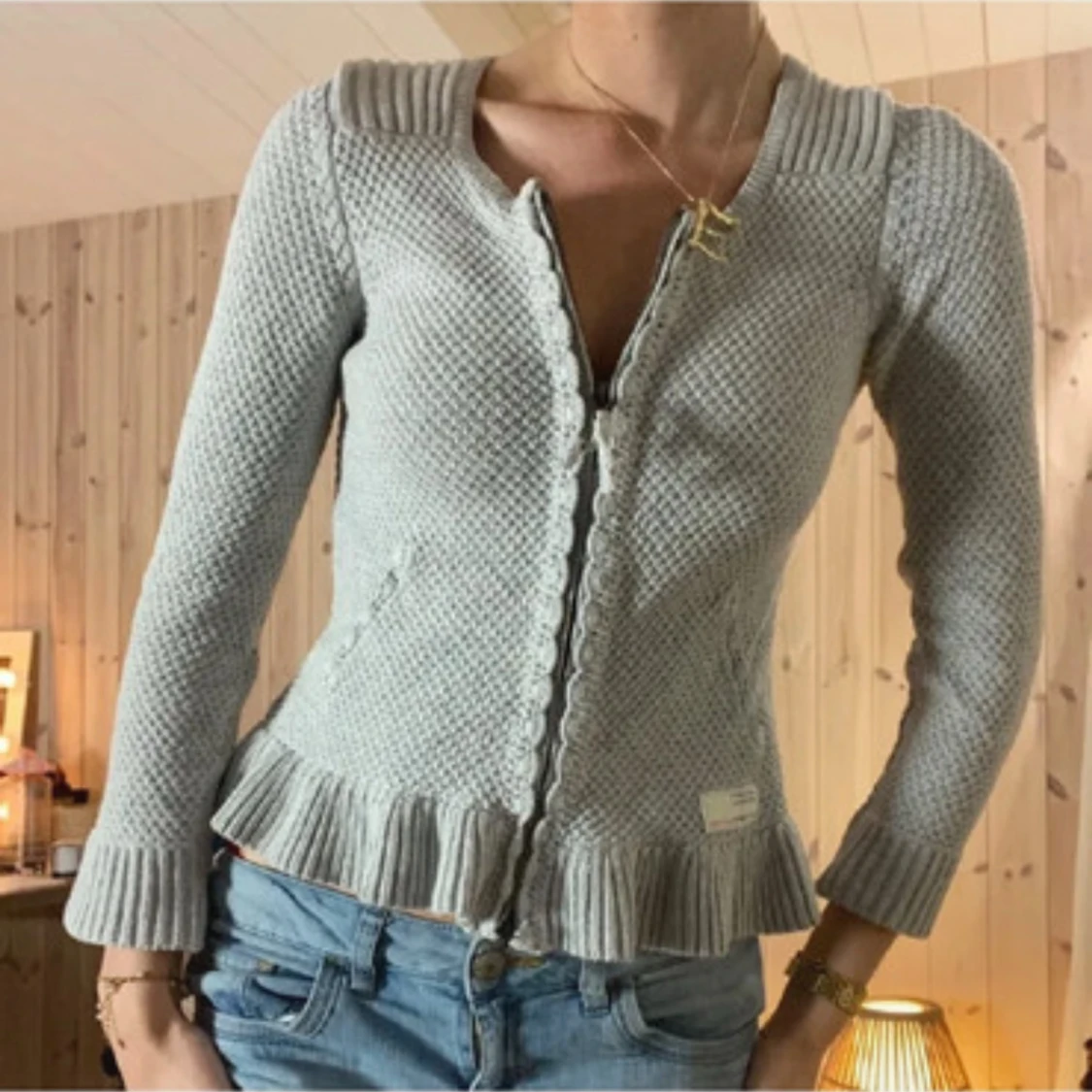 Ljusgrå stickad kofta med volangkant